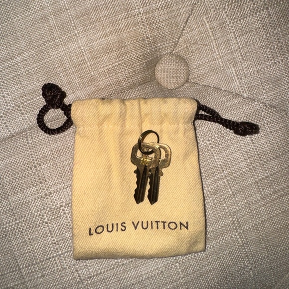 LOUIS VUITTON
Speedy 30 Monogram Canvas Duffel Bag - Picture 5 of 7